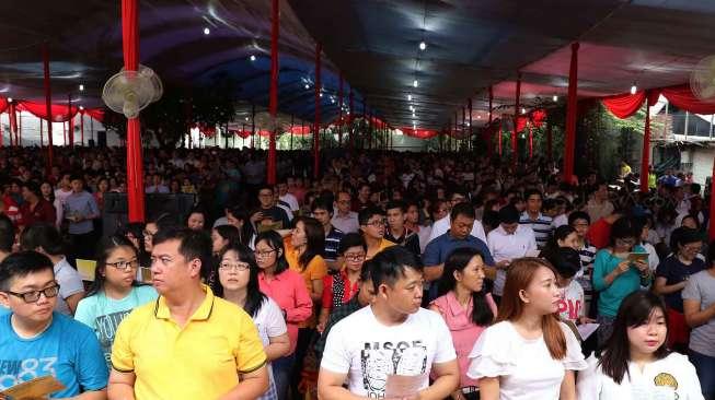 Sejumlah umat Budha melakukan perayaan Hari Trisuci Waisak di Wihara Ekayana Arama-Indonesia Buddhist Center, Tanjung Duren, Jakarta, Kamis (11/5).