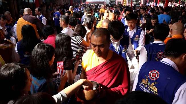 Sejumlah umat Budha melakukan perayaan Hari Trisuci Waisak di Wihara Ekayana Arama-Indonesia Buddhist Center, Tanjung Duren, Jakarta, Kamis (11/5).