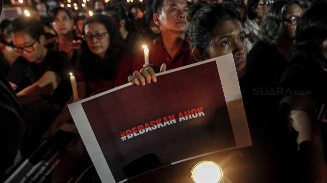 Aksi 1000 lilin untuk Basuki Tjahaja Purnama (Ahok) di Tugu Proklamasi, Jakarta, Rabu (10/5).