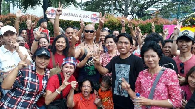 Penampilan Sangar dan Penuh Tato, Ahoa Nangis Ahok Divonis