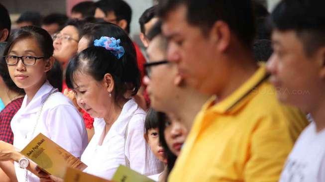 Sejumlah umat Budha melakukan perayaan Hari Trisuci Waisak di Wihara Ekayana Arama-Indonesia Buddhist Center, Tanjung Duren, Jakarta, Kamis (11/5).