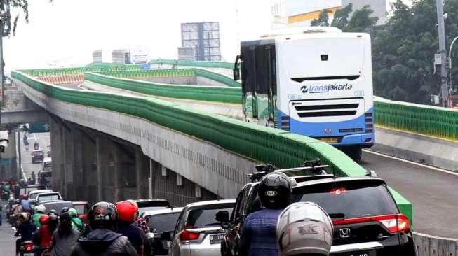 Transjakarta melakukan uji coba rute baru Koridor 13 Tendean-Ciledug, Jakarta, Jumat (12/5).