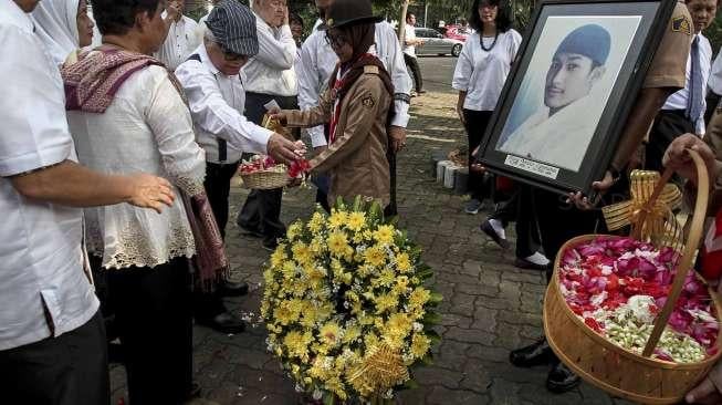 Civitas Akademik dan orang tua korban Tragedi Trisakti menggelar peringatan 12 Mei 1998 atau 19 Tahun Reformasi di Universitas Trisakti Jakarta, Jumat (12/5).