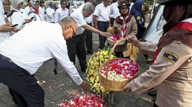 Civitas Akademik dan orang tua korban Tragedi Trisakti menggelar peringatan 12 Mei 1998 atau 19 Tahun Reformasi di Universitas Trisakti Jakarta, Jumat (12/5).