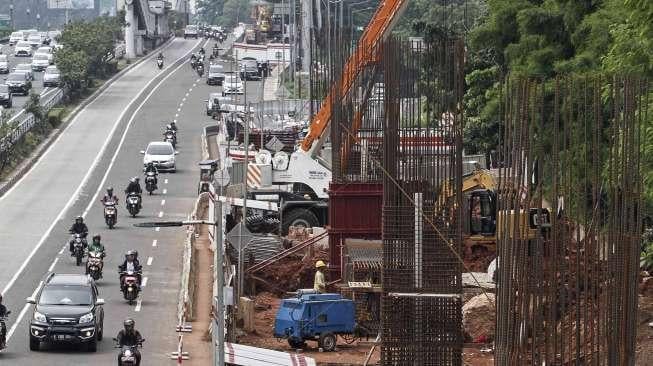 Pembangunan proyek Light Rail Transit (LRT) di kawasan Jalan MT Haryono, Jakarta, Jumat (12/5).