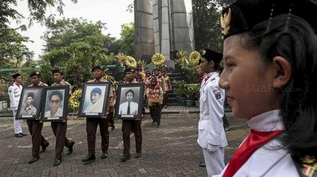 Civitas Akademik dan orang tua korban Tragedi Trisakti menggelar peringatan 12 Mei 1998 atau 19 Tahun Reformasi di Universitas Trisakti Jakarta, Jumat (12/5).