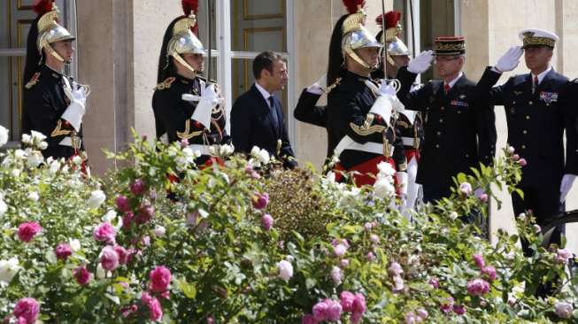 Resmi Dilantik Jadi Presiden, Macron Langsung Pegang Kode Nuklir