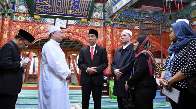 Presiden Joko Widodo didampingi Mensesneg Pratikno dan Menlu Retno Marsudi menngunjungi Masjid Niujie di Beijing, China, Minggu (14/5).