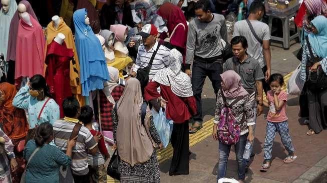 Suasana pedagang kaki lima (PKL) berjualan di sepanjang trotoar di kawasan Pasar Tanah Abang, Jakarta, Senin (15/5).