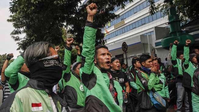 Pengemudi ojek online berunjuk rasa dengan berjalan kaki dari bundaran 'Patung Kuda' menuju Gedung Kementerian Perhubungan, Jakarta, Senin (15/5).