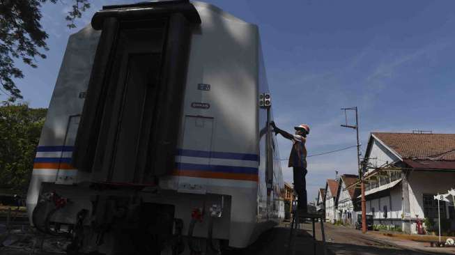 Pekerja mengerjakan perawatan kereta di Balai Yasa Gubeng, Surabaya, Jawa Timur, Senin (15/5).