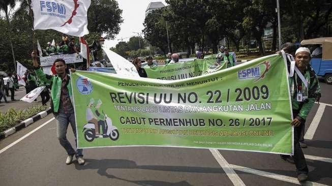 Pengemudi ojek online berunjuk rasa dengan berjalan kaki dari bundaran 'Patung Kuda' menuju Gedung Kementerian Perhubungan, Jakarta, Senin (15/5).