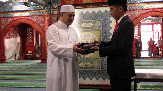 Presiden Joko Widodo didampingi Mensesneg Pratikno dan Menlu Retno Marsudi menngunjungi Masjid Niujie di Beijing, China, Minggu (14/5).