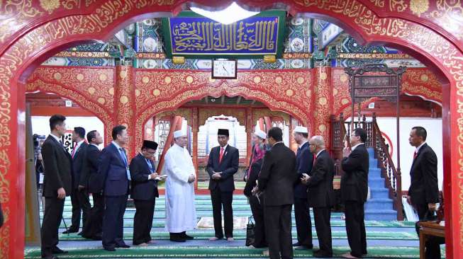 Presiden Joko Widodo didampingi Mensesneg Pratikno dan Menlu Retno Marsudi menngunjungi Masjid Niujie di Beijing, China, Minggu (14/5).