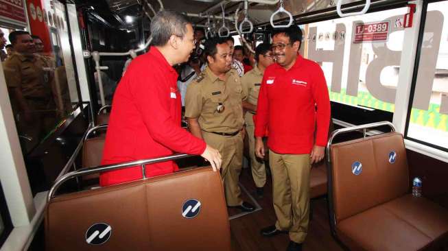 Uji coba jalan layang non-tol (JLNT) bus Transjakarta koridor XIII Ciledug-Tendean di Halte CSW, Jakarta, Senin (15/5).