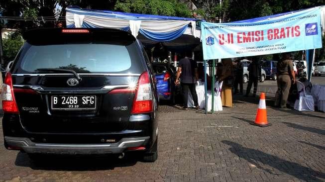 Suku Dinas Lingkungan Hidup Jakarta Pusat menggelar uji emisi kendaraan di kawasan Tugu Proklamasi, Menteng, Jakarta, Selasa (16/5).