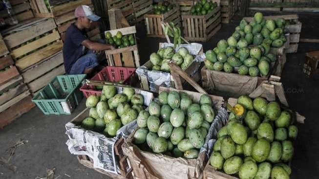 Pedagang buah di Pasar Induk Kramat Jati, Jakarta, Selasa (16/5)