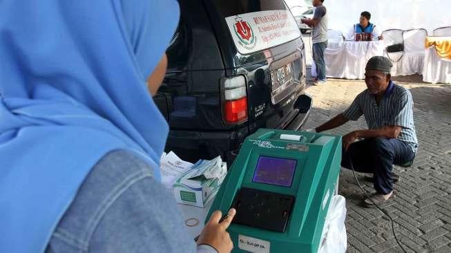 Suku Dinas Lingkungan Hidup Jakarta Pusat menggelar uji emisi kendaraan di kawasan Tugu Proklamasi, Menteng, Jakarta, Selasa (16/5).