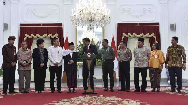 Presiden Joko Widodo didampingi Kapolri Jenderal Pol Tito Karnavian dan Panglima TNI Jenderal TNI Gatot Nurmatyo menerima tokoh lintas agama di Istana Merdeka, Jakarta, Selasa (16/5).