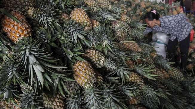 Pedagang buah di Pasar Induk Kramat Jati, Jakarta, Selasa (16/5)