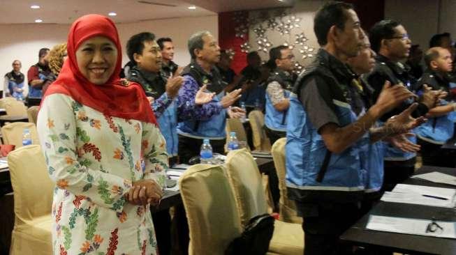 Mensos Khofifah Indar Parawansa saat bersama peserta kegiatan Bimbingan Teknis Layanan Dukungan Psikososial Tahun 2017 di Jakarta, Rabu (17/5/2017). [Suara.com/Oke Atmaja]