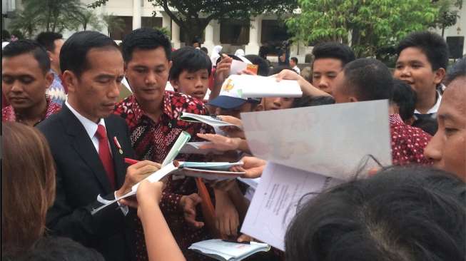 Usai Bercerita, Jokowi Dikerumuni Pelajar yang Minta Tanda Tangan