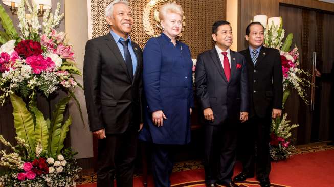 Ketua DPR Setya Novanto didampingi Wakil Ketua DPR Agus Hermanto (kiri) dan Taufik Kurniawan berfoto bersama Presiden Republik Lithuania Dalia Grybauskaite dalam pertemuan di Kompleks Parlemen, Senayan, Jakarta, Rabu (17/5/2017). [Antara/M Agung Rajasa]