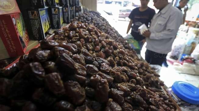 Penjualan buah kurma di kawasan Pasar Tanah Abang, Jakarta, Selasa (17/5/2017). [Suara.com/Kurniawan Mas'ud]