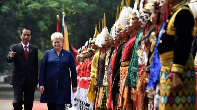 Presiden Joko Widodo bersama Presiden Republik Lithuania Dalia Grybauskaite memeriksa pasukan kehormatan saat Upacara Penyambutan Kenegaraan di Istana Merdeka, Jakarta, Rabu (17/5/2017). [Antara/Puspa Perwitasari]