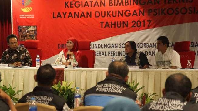 Menteri Sosial Khofifah Indar Parawansa memberikan pengarahan dalam kegiatan Bimbingan Teknis Layanan Dukungan Psikososial Tahun 2017 di Jakarta, Rabu (17/5/2017). [Suara.com/Oke Atmaja]