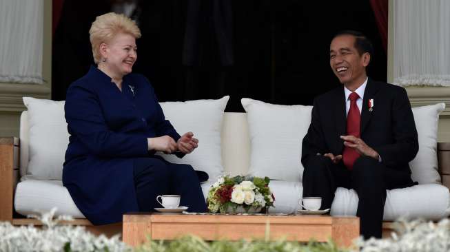 Presiden Joko Widodo berbincang dengan Presiden Republik Lithuania Dalia Grybauskaite, di teras belakang Istana Merdeka, Jakarta, Rabu (17/5/2017). [Antara/Puspa Perwitasari]