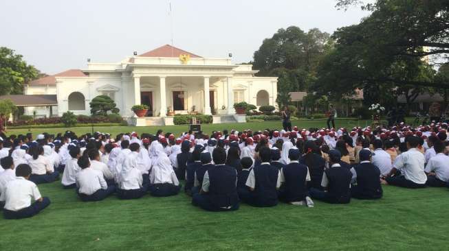 Ratusan Siswa SD dan SMP Berkumpul di Istana Kepresidenan