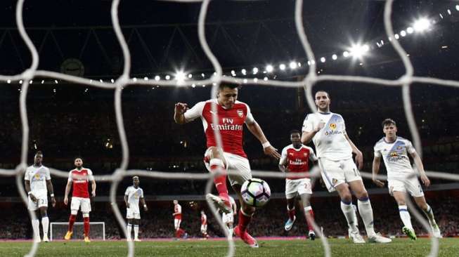 Bintang Arsenal Alexis Sanchez (tengah) mencetak gol ke gawang Sunderland. ADRIAN DENNIS / AFP