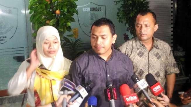 Pengacara Firza Husein, Aziz Yanuar (tengah), usai mendampingi kliennya menjalani pemeiksaan di Polda Metro Jaya, Rabu (17/5/2017). [Suara.com/Agung Sandy Lesmana]