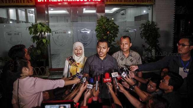 Kuasa hukum tersangka kasus penyebaran konten pornografi, Firza Husein, saat memberikan keterangan pers terkait hasil pemeriksaan 1x24 jam di Polda Metro Jaya, Jakarta, Rabu (17/5/2017) malam. [Suara.com/Kurniawan Mas'ud]