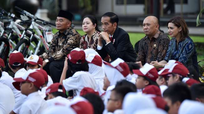 Presiden Joko Widodo bersama Menko PMK Puan Maharani, Mendikbud Muhadjir Effendy, Teten Masduki dan Najwa Shihab, di acara Gemar Baca dalam rangka Hari Buku Nasional di halaman tengah Istana Merdeka, Jakarta, Rabu (17/5/2017). [Antara/Puspa Perwitasari]