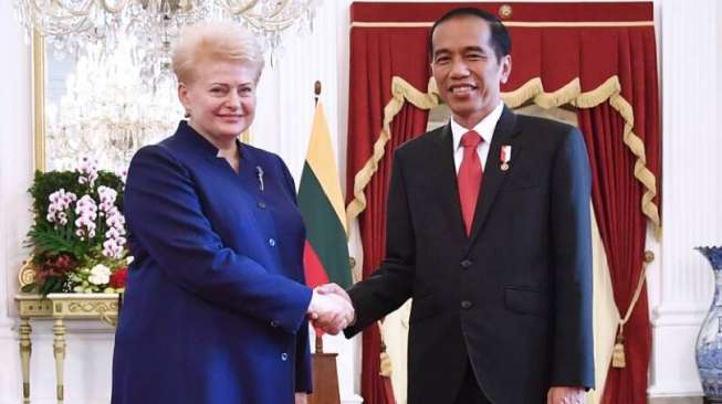 Jokowi Minta Lithuania Bantu Lawan Kampanye Hitam Sawit Indonesia