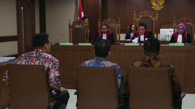 Terdakwa Ajun Komisaris Besar Polisi (AKBP) Brotoseno menjalani sidang tuntutan kasus dugaan korupsi cetak sawah di daerah Ketapang Kalimantan Barat di Pengadilan Negeri Jakarta Pusat, Kamis (18/5).