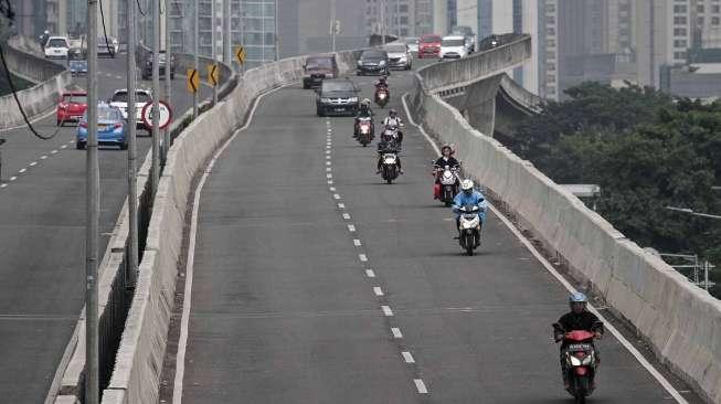 Pengendara sepeda motor melintasi Jalan Layang Non Tol (JLNT) Kampung Melayu-Tanah Abang, Jakarta, Kamis (18/5).