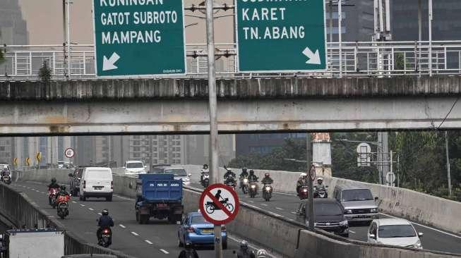 Pengendara sepeda motor melintasi Jalan Layang Non Tol (JLNT) Kampung Melayu-Tanah Abang, Jakarta, Kamis (18/5).