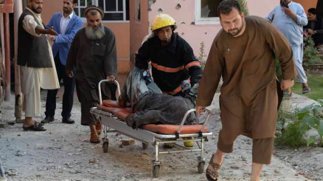 Korban aksi bom bunuh diri ISIS di kantor stasiun televisi Afganistan, Provinsi Nangarhar, Rabu (17/5/2017). [Noorullah Shirzada/AFP]