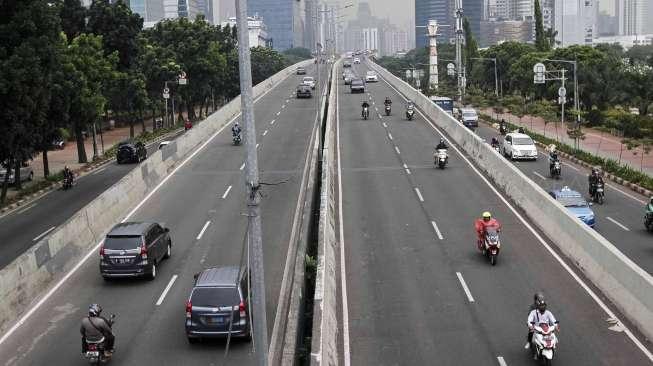 Pengendara sepeda motor melintasi Jalan Layang Non Tol (JLNT) Kampung Melayu-Tanah Abang, Jakarta, Kamis (18/5).