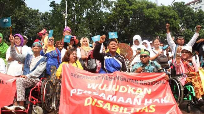 Penyandang disabilitas berkumpul di depan Istana, di Jakarta, Kamis (18/5).