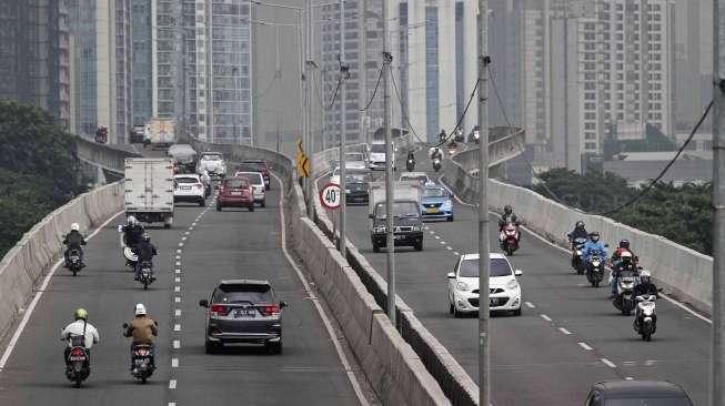 Pengendara sepeda motor melintasi Jalan Layang Non Tol (JLNT) Kampung Melayu-Tanah Abang, Jakarta, Kamis (18/5).