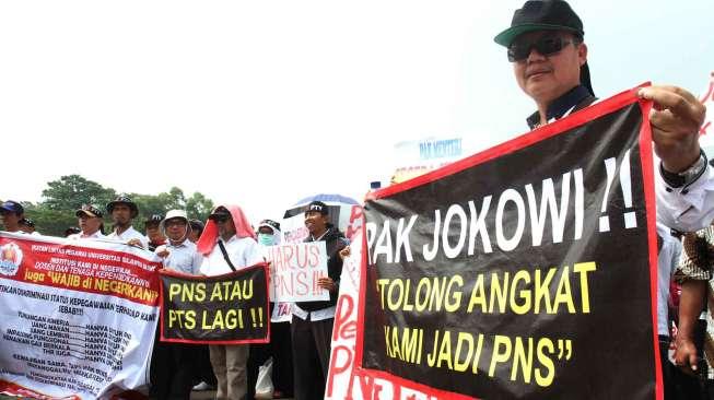 Sejumlah dosen dan tenaga kependidikan menggelar aksi di depan Istana, Jakarta, Kamis (18/5).