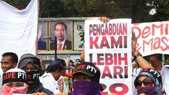 Sejumlah dosen dan tenaga kependidikan menggelar aksi di depan Istana, Jakarta, Kamis (18/5).