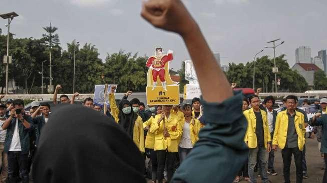 Ikatan Keluarga Mahasiswa Universitas Indonesia (IKM UI) dan Keluarga Mahasiswa Institut Teknologi Bandung (KM ITB) melakukan aksi unjuk rasa di depan gedung DPR RI, Jakarta, Jumat (19/5).