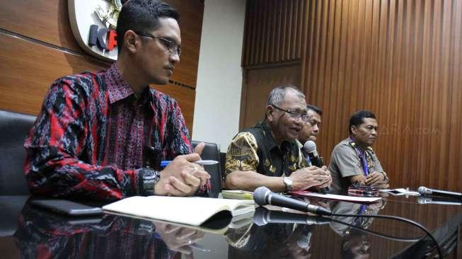 Keterangan pers terkait kasus penyiraman air keras ke penyidik KPK Novel Baswedan, di Gedung KPK, Jakarta, Jumat (19/5).