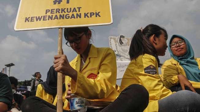 Ikatan Keluarga Mahasiswa Universitas Indonesia (IKM UI) dan Keluarga Mahasiswa Institut Teknologi Bandung (KM ITB) melakukan aksi unjuk rasa di depan gedung DPR RI, Jakarta, Jumat (19/5).