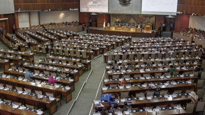 Sidang Paripurna ke-25 Masa Persidangan V Tahun Sidang 2016-2017 di Gedung Nusantara II DPR RI, Komplek Parlemen, Senayan, Jakarta, Jumat (19/5).